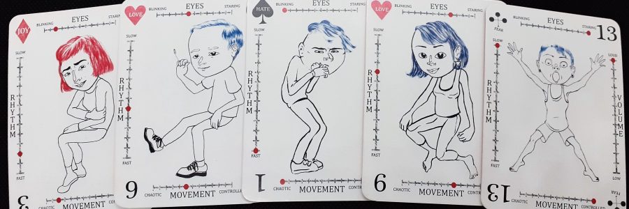 Viisi pelikorttia kaarevassa rivissä.