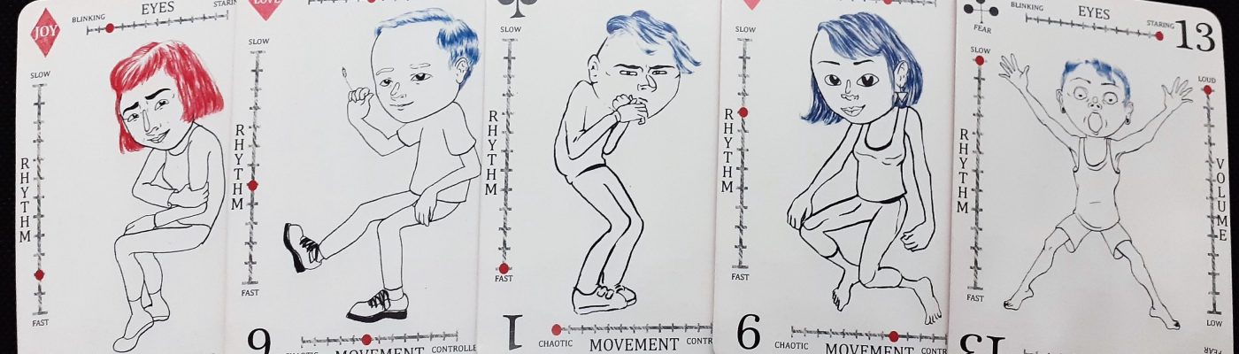 Viisi pelikorttia kaarevassa rivissä.