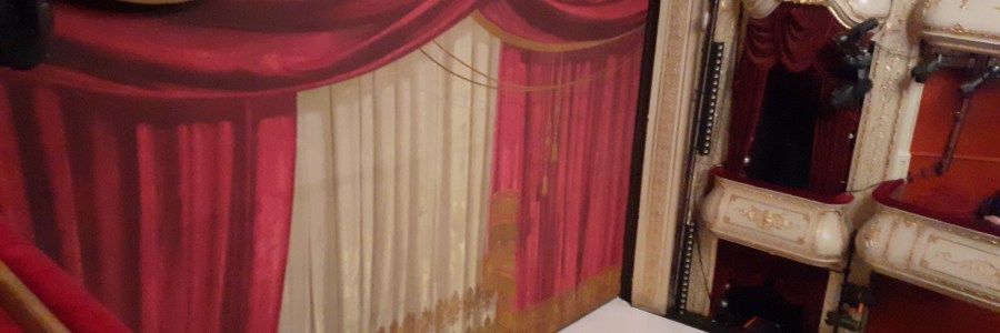 Punainen esirippu ja valkoinen lava