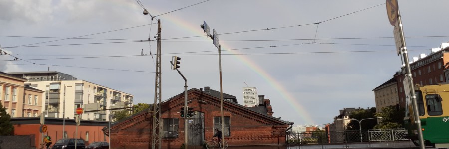 Sateenkaari Helsingin katujen yllä
