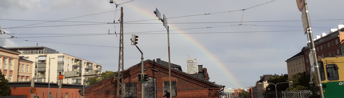 Sateenkaari Helsingin katujen yllä