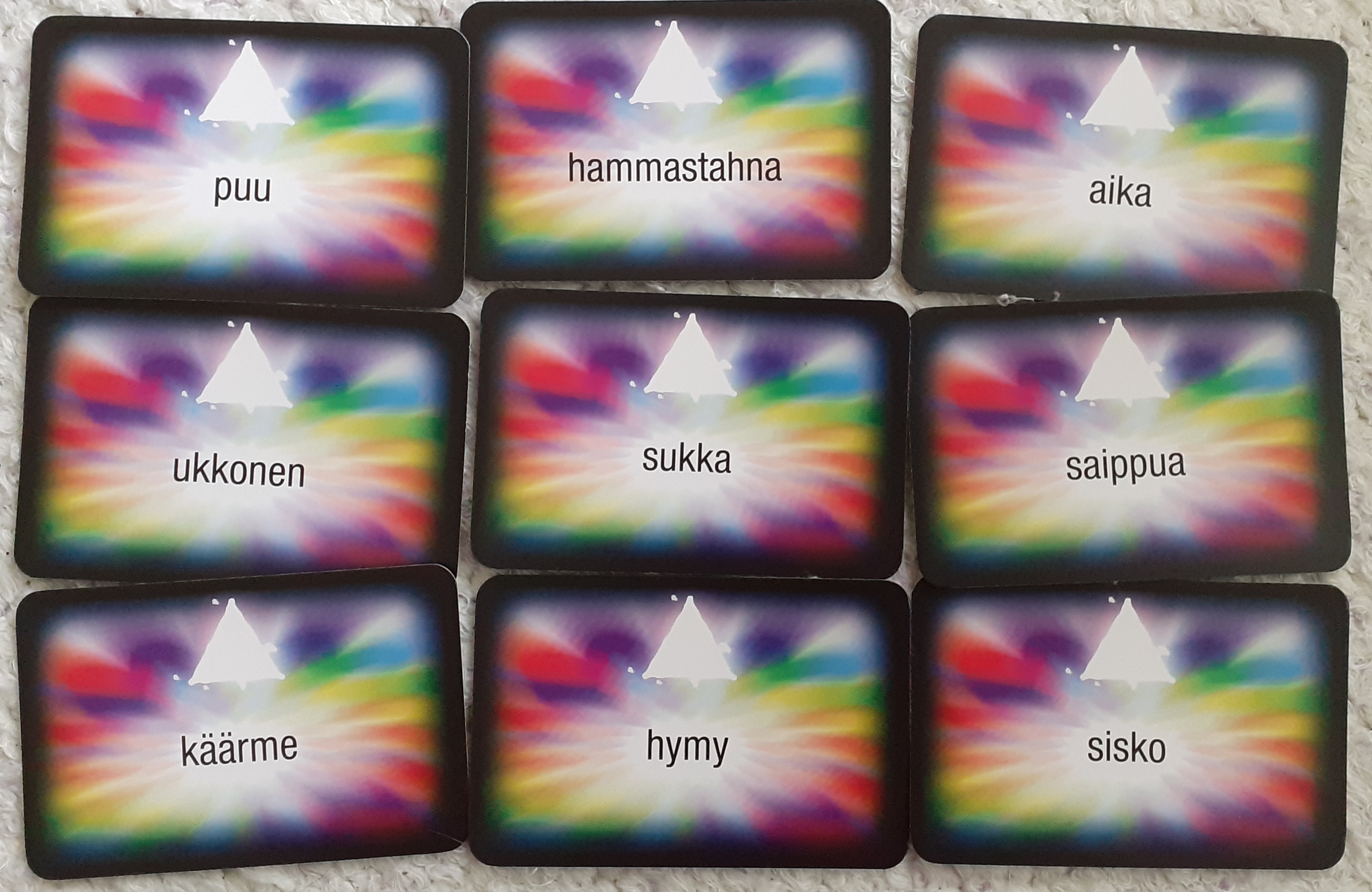 Tarinan pohjana käytetyt sanakortit: puu, hammastahna, aika, ukkonen, sukka, saippua, käärme, hymy ja sisko