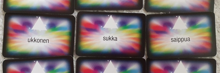 Tarinan pohjana käytetyt sanakortit: puu, hammastahna, aika, ukkonen, sukka, saippua, käärme, hymy ja sisko