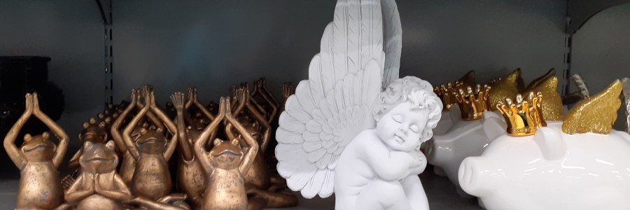 Joogaavat sammakkopatsaat, enkelipatsas ja siivekkäitä säästöpossuja hyllyllä