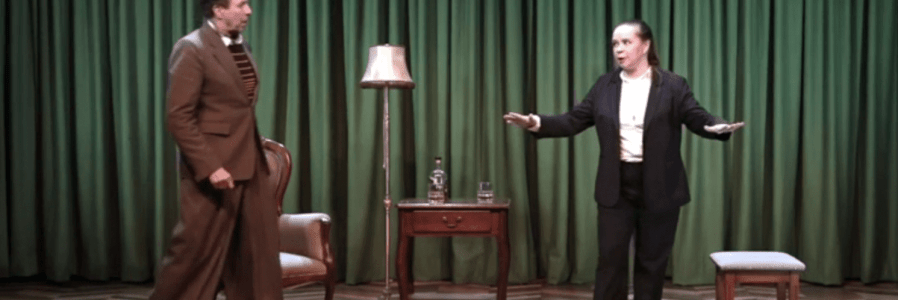 Martti Suosalo ja Katja Küttner rooliasuissa lavalla Turvamies-näytelmässä.