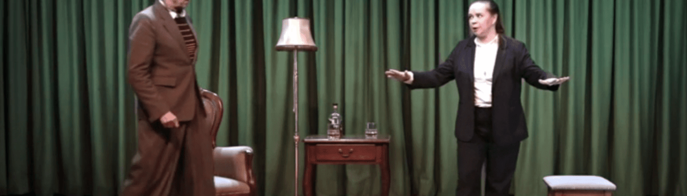 Martti Suosalo ja Katja Küttner rooliasuissa lavalla Turvamies-näytelmässä.