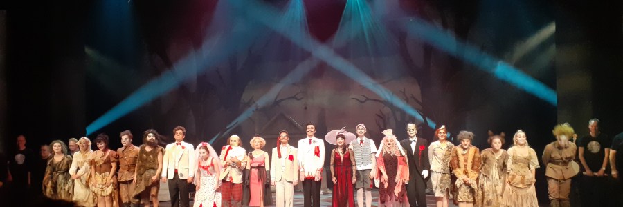 Näyttelijöitä kumartamassa the Addams Family -musikaalin loppukiitoksissa.