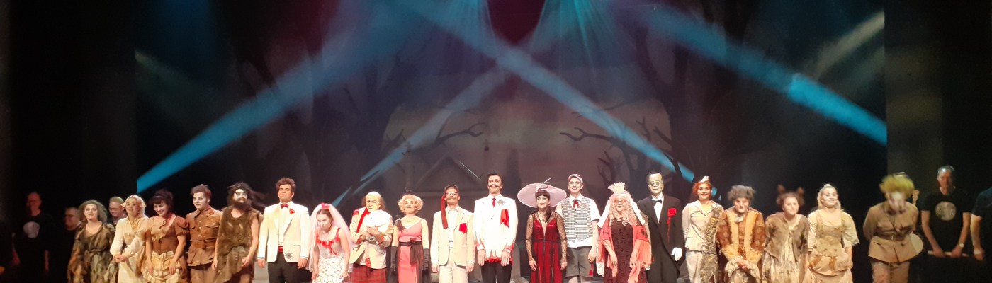 Näyttelijöitä kumartamassa the Addams Family -musikaalin loppukiitoksissa.
