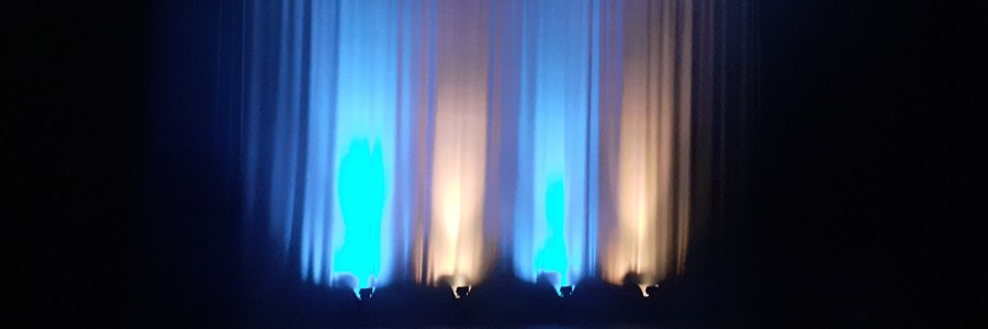 verhot, jotka on valaistu neljällä valonheittimellä, joista joka toinen on sininen ja joka toinen keltainen