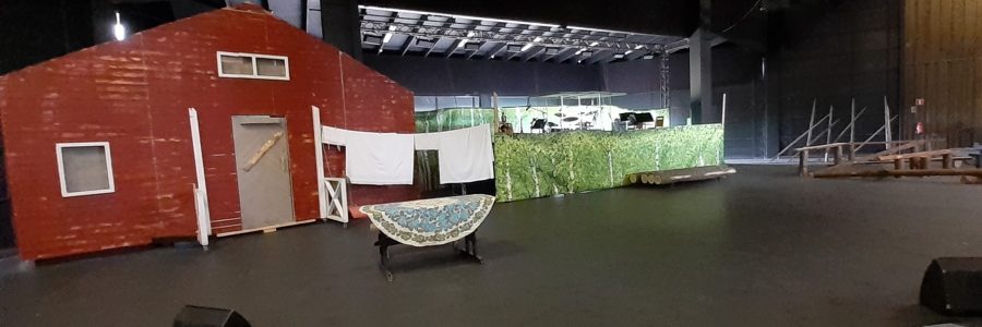 Maalaismaisemaa esittävät teatterilavasteet