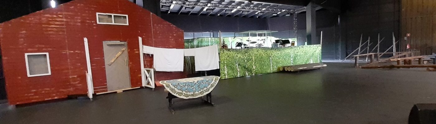 Maalaismaisemaa esittävät teatterilavasteet