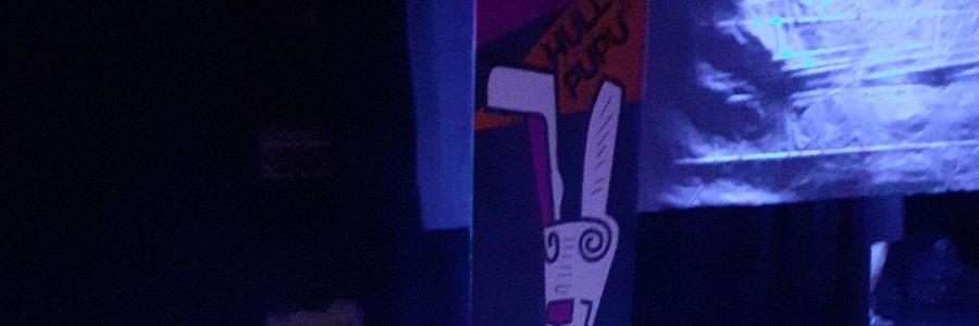 Mainos Roll-up, jossa lukee "Työpaja Hullu pupu" ja siihen on piiretty pupun pää.