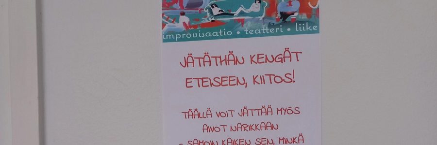 Olotilan eteisteksti: Jätäthän kengät eteiseen, kiitos! Täällä voit jättää myös aivot narikkaan - Samoin kaiken sen, minkä tänään haluat jäävän olotilasi ulkopuolelle