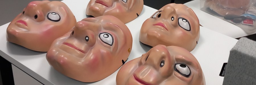 Erilaisia naamioteatterin luonnenaamioita pöydällä