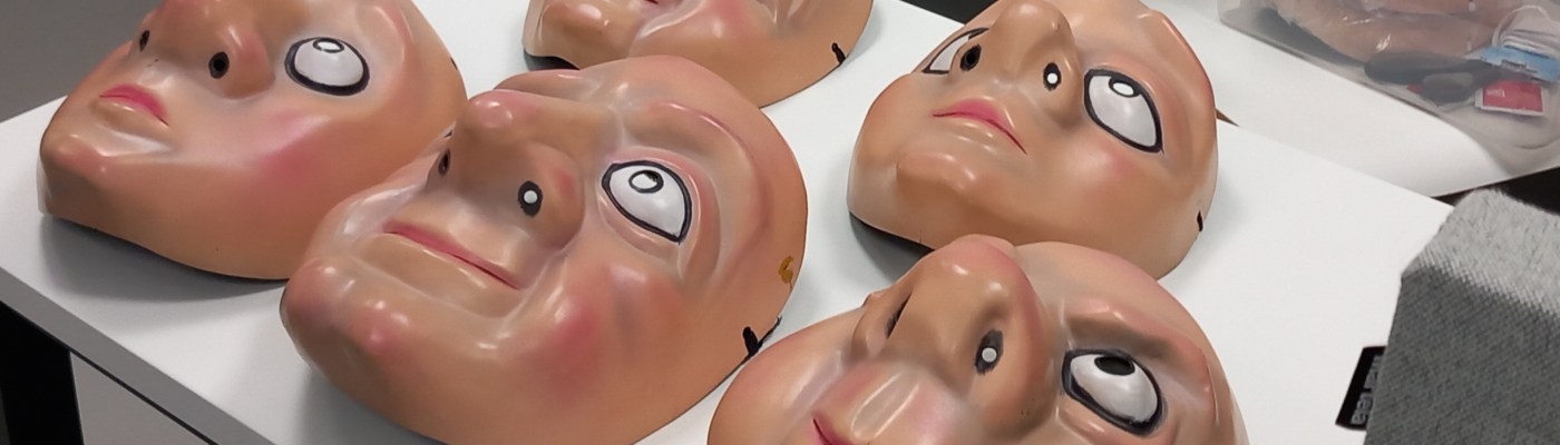 Erilaisia naamioteatterin luonnenaamioita pöydällä