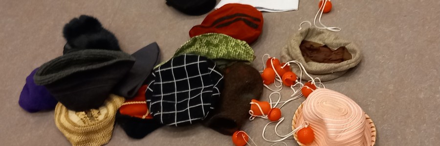 Erilaisia hattuja ja klovnin neniä