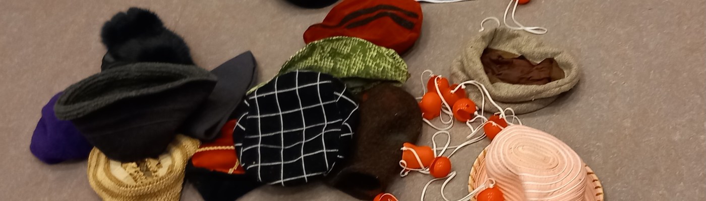 Erilaisia hattuja ja klovnin neniä