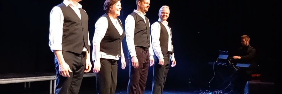 Kuvassa Stella Polariksen näyttelijät: Teijo Eloranta, Elina Stirkkinen, Antti Laukkarinen ja Miiko Toiviainen esityksen jälkeen loppukiitoksissa.