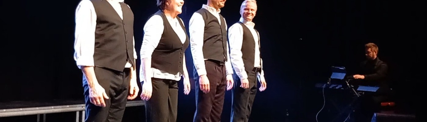 Kuvassa Stella Polariksen näyttelijät: Teijo Eloranta, Elina Stirkkinen, Antti Laukkarinen ja Miiko Toiviainen esityksen jälkeen loppukiitoksissa.