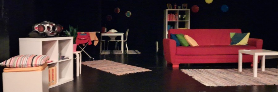 Näkymä Ikea-kalustettuun värikkääseen asuntoon